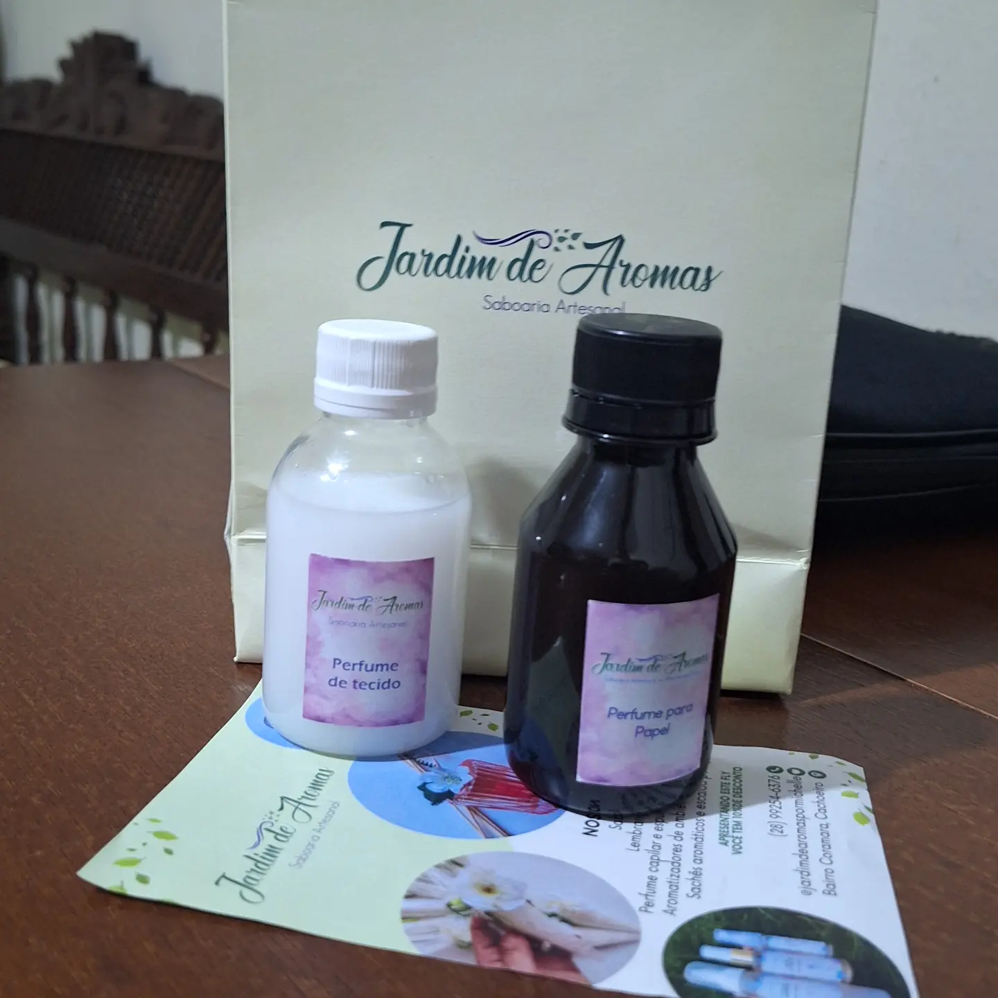 Perfume de tecido e perfume para papel, da parceria Jardim de Aromas